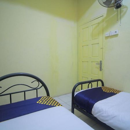 Spot On 2305 Andys Nur Penginapan Dumai Exterior foto