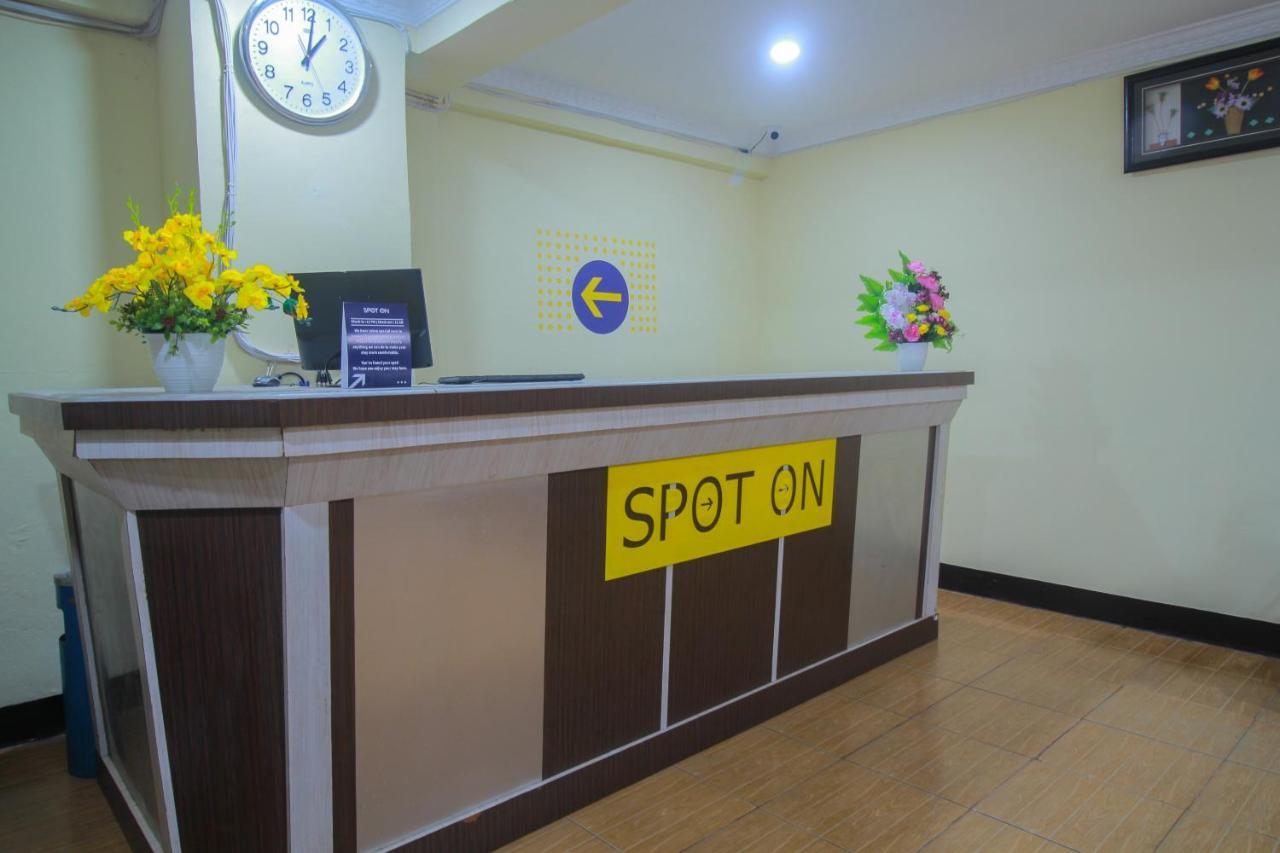 Spot On 2305 Andys Nur Penginapan Dumai Exterior foto