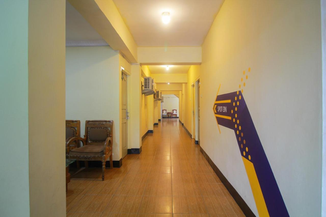 Spot On 2305 Andys Nur Penginapan Dumai Exterior foto